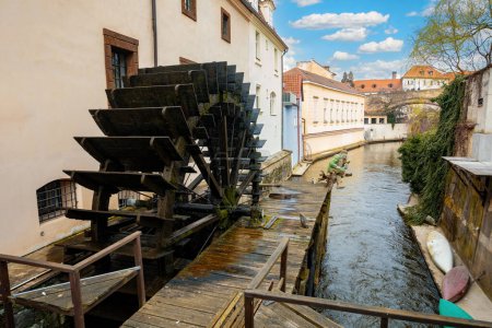 Isla Kampa, conocida como Venecia de Praga, en la Mala Strana con el pequeño río Diablo, Certovka. En el molino delantero. Bohemia Central, República Checa