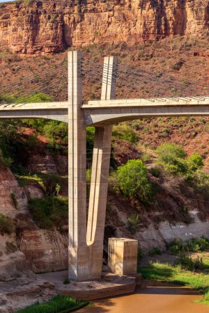 Vista al valle con nuevo puente sobre el río de montaña Blue Nile cerca de Debre Markos, Simien Mountains Amhara Region, Etiopía.