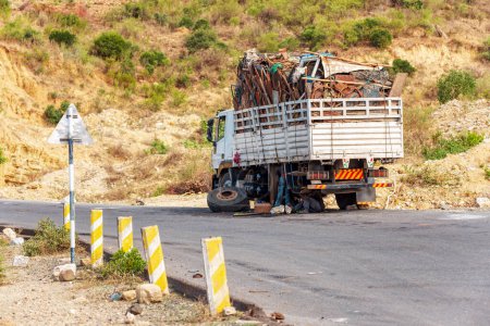 Beschädigter alter LKW am Straßenrand. Ein Rad des Lastwagens fiel herunter. Eine gemeinsame Sicht des Transportwesens in Äthiopien. Oromia Region. Äthiopien