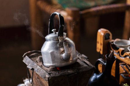 Foto de Café tradicional etíope servido con esencia aromática. Ceremonia con incienso, incienso y mirra encendidos por el carbón caliente producen humo que se lleva a los malos espíritus. Debre Libanos, Etiopía - Imagen libre de derechos
