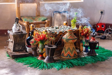 Café traditionnel éthiopien servi avec de l'essence aromatique. Cérémonie avec de l'encens, de l'encens et de la myrrhe enflammée par le charbon chaud produire de la fumée qui emporte mauvais tous les esprits. Debre Libanos, Éthiopie