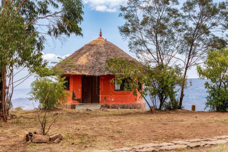Hermosa casa tradicional etíope de color, cabaña situada en el paisaje de montaña cerca de Debre Libanos, región de Oromia Etiopía, África.