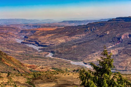 Wunderschöne Berglandschaft mit Schlucht und trockenem Flussbett, Region Oromia. Äthiopien Wildnis Landschaft, Afrika.