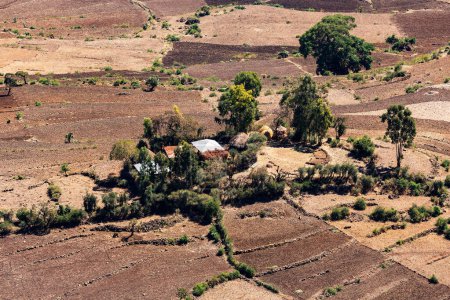 Hermoso paisaje de montaña con pueblo etíope tradicional con casas. Región de Oromia, Etiopía, África.