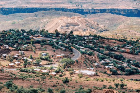 Hermoso paisaje de montaña con pueblo etíope tradicional con casas región de las Naciones del Sur, Etiopía, África.