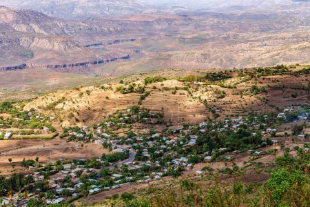 Hermoso paisaje de montaña con pueblo etíope tradicional con casas región de las Naciones del Sur, Etiopía, África.