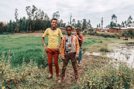 Téléchargez les photos : TILILI, ÉTHIOPIE, 20 AVRIL 20199. Campagne éthiopienne le matin, adolescents locaux à l'extérieur de son village. Tilili, région d'Amhara, Éthiopie, 20 avril. 2019 - en image libre de droit