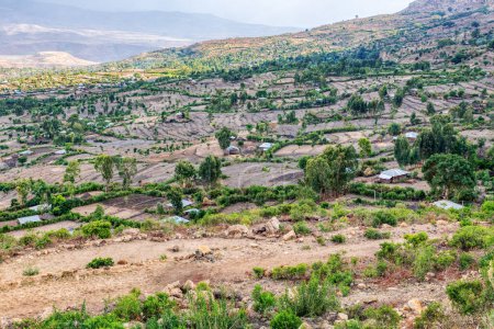 Hermoso paisaje de montaña con pueblo etíope tradicional con casas, región de Amhara, Etiopía, África.