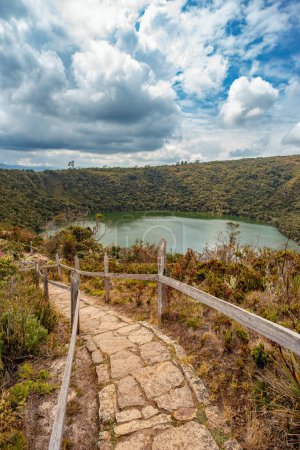Lac Guatavita (Laguna Guatavita) situé dans la Cordillère orientale des Andes colombiennes. Site sacré des Indiens Muisca indigènes. Département de Cundinamarca, Colombie paysage sauvage.