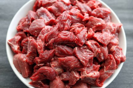 Frisches, rohes Rindfleisch in Stücke geschnitten, für Goulas zubereitet