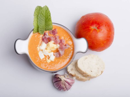 Foto de Salmorejo andaluz en una sopa de tomate frío hecha solo con ingredientes naturales - Imagen libre de derechos