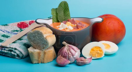 Foto de Salmorejo andaluz en una sopa de tomate frío hecha solo con ingredientes naturales - Imagen libre de derechos