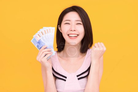 Aufgeregte junge Frau zeigt das Geld