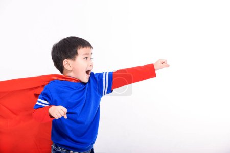 Foto de Niño feliz en capa de superhéroe rojo y máscara - Imagen libre de derechos