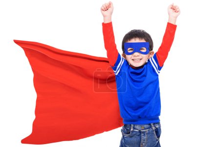 Téléchargez les photos : Enfant heureux en cape et masque super héros rouge - en image libre de droit