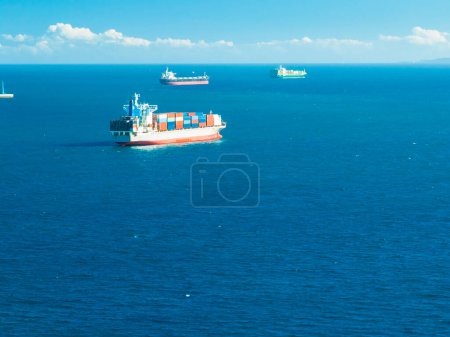 Téléchargez les photos : Vue aérienne du porte-conteneurs de marchandises circulant dans l'océan - en image libre de droit