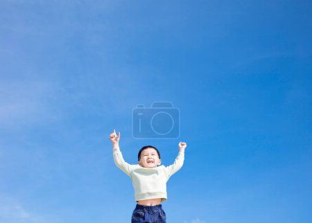 Téléchargez les photos : Happy boy reaching up to the sky - en image libre de droit