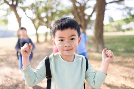 Téléchargez les photos : Heureux asiatique garçon avec sourire visage - en image libre de droit