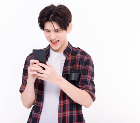 Téléchargez les photos : Jeune étudiant asiatique rire et regarder le téléphone intelligent - en image libre de droit