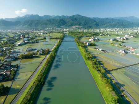 Téléchargez les photos : Vue aérienne de la rivière dongshan dans le comté de Yilan, Taiwan. - en image libre de droit