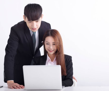 Téléchargez les photos : Équipe d'affaires utilisant un ordinateur portable et travaillant ensemble au bureau - en image libre de droit