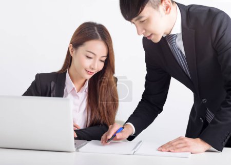 Foto de Equipo de negocios que utiliza el ordenador portátil y trabajan juntos en la oficina - Imagen libre de derechos
