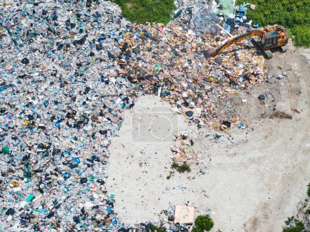 Foto de Vista aérea vertedero de residuos, Residuos del hogar en la eliminación de residuos montón de basura plástica y diversos residuos, Contaminación ambiental . - Imagen libre de derechos