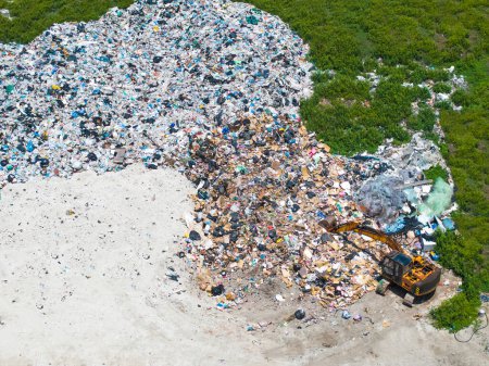 Foto de Vista aérea vertedero de residuos, Residuos del hogar en la eliminación de residuos montón de basura plástica y diversos residuos, Contaminación ambiental . - Imagen libre de derechos