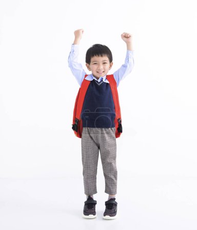 Téléchargez les photos : Adorable asiatique enfant portant étudiant sac à dos isolé sur blanc - en image libre de droit