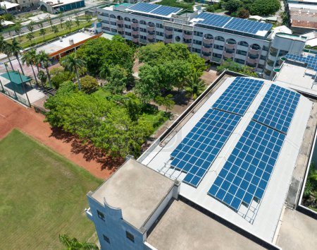 Foto de Vista aérea muchos paneles solares en el techo de la escuela - Imagen libre de derechos