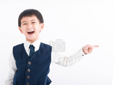 Téléchargez les photos : Heureux garçon pointant doigt loin de copie espace - en image libre de droit