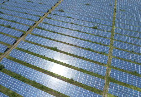 Téléchargez les photos : Vue aérienne des panneaux solaires, des fermes solaires - en image libre de droit