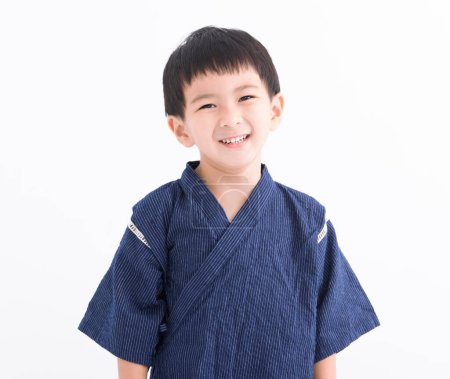 Téléchargez les photos : Heureux asiatique enfant portant kimono japonais vêtements - en image libre de droit