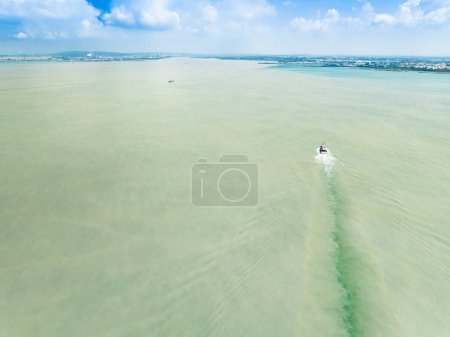 Foto de Vista aérea de la mancha aceitosa sucia y la contaminación en el mar de la costa - Imagen libre de derechos