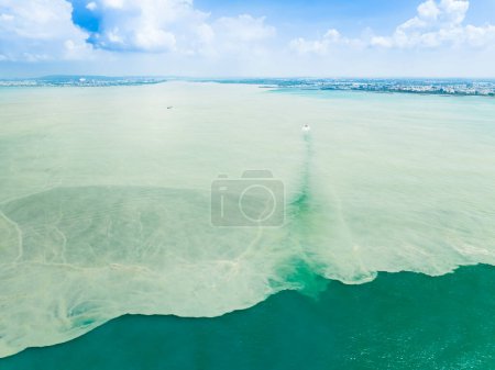 Téléchargez les photos : Vue aérienne de la tache huileuse sale et de la pollution sur la mer côtière - en image libre de droit