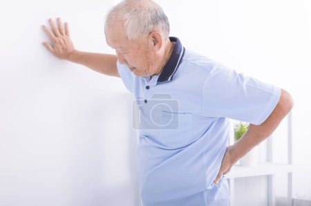 Foto de Hombre mayor con dolor de espalda, hombre maduro que sufre de dolor de espalda baja - Imagen libre de derechos