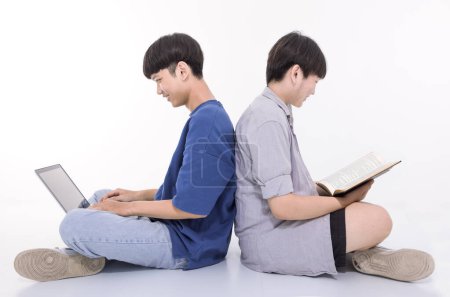 Foto de Dos inteligente adolescente estudiante chicos sentado juntos - Imagen libre de derechos