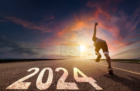 Foto de Hombre corriendo y corriendo en la carretera con el concepto de éxito 2024 - Imagen libre de derechos