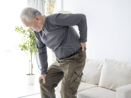 Foto de Hombre mayor con dolor en la espalda - Imagen libre de derechos
