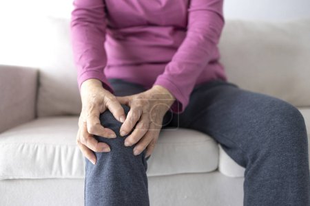 Foto de Mujer mayor que sufre de dolor de rodilla - Imagen libre de derechos
