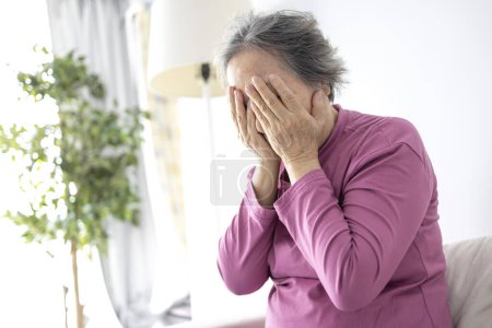 Téléchargez les photos : Déprimé asiatique senior femme avec dépression, anxiété, dépressif, vieux patient âgé pleurer seul à la maison - en image libre de droit
