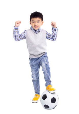 Téléchargez les photos : Heureux asiatique garçon debout avec football isolé sur blanc fond - en image libre de droit