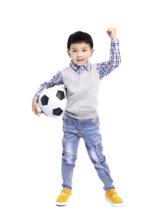 Téléchargez les photos : Heureux asiatique garçon holding avec football isolé sur blanc fond - en image libre de droit