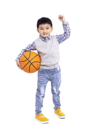 Téléchargez les photos : Heureux asiatique garçon tenue un basket isolé sur blanc fond - en image libre de droit