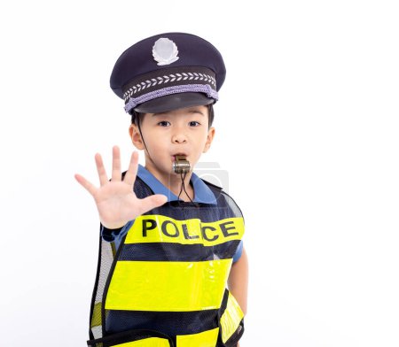 Téléchargez les photos : Enfant habillé comme un agent de police debout et montrant un panneau d'arrêt - en image libre de droit