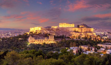 Foto de Famosa Grecia - La Acrópolis de Atenas, Grecia, con el Templo del Partenón con luces durante la puesta del sol. Atenas, Grecia, Europa - Imagen libre de derechos