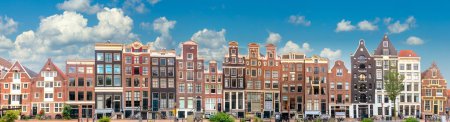 Foto de Amsterdam Long Panorama de famosas casas de Ámsterdam con cielo azul. Varias casas tradicionales en el centro histórico de Ámsterdam. Amsterdam, Holanda, Países Bajos, Europa - Imagen libre de derechos