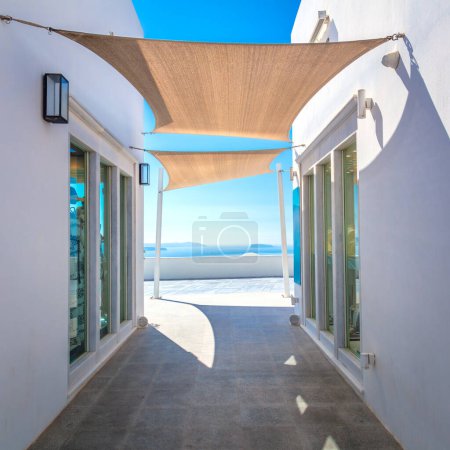 Téléchargez les photos : Grèce, île de Santorin, Oia - architecture blanche d'une rue étroite avec auvents pour l'ombre. Îles Grecques, Santorin, Vacances en Europe - en image libre de droit