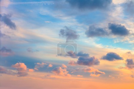 Foto de Real salida del sol suave contra el cielo con nubes de colores pastel. Sin pájaros. Una foto grande. Cielo verdadero - Imagen libre de derechos