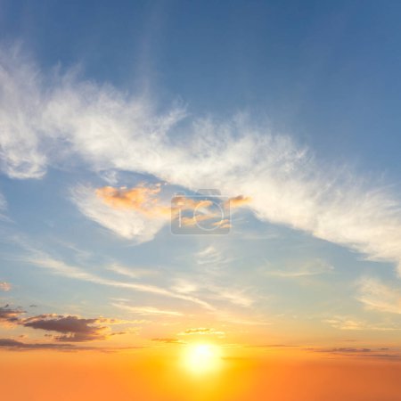 Téléchargez les photos : Véritable arrière-plan Sunrise Sundown Sky avec des nuages colorés et le soleil. Paysage nuageux - en image libre de droit